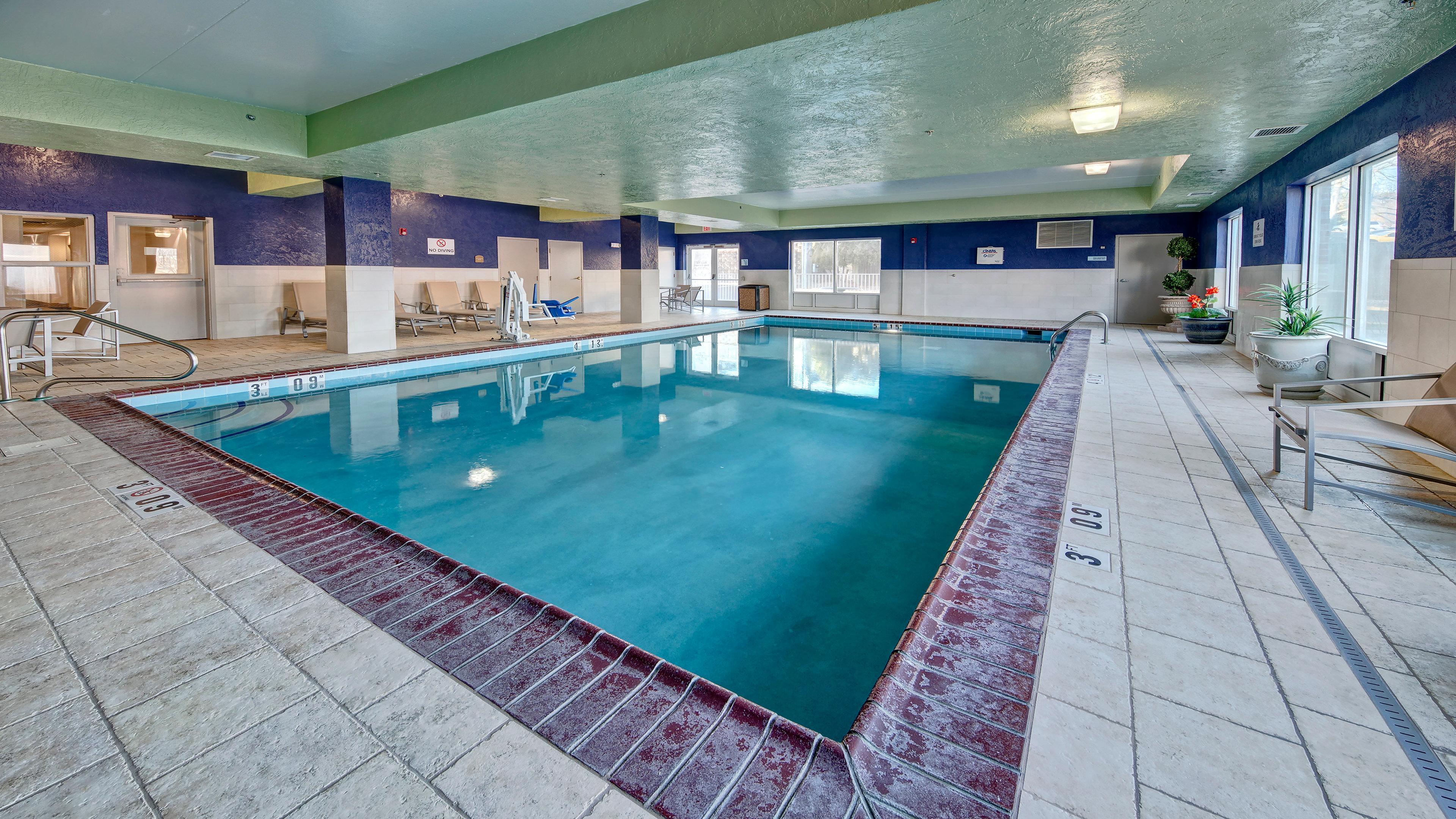 Holiday Inn Express Hotel & Suites London By Ihg Exterior foto
