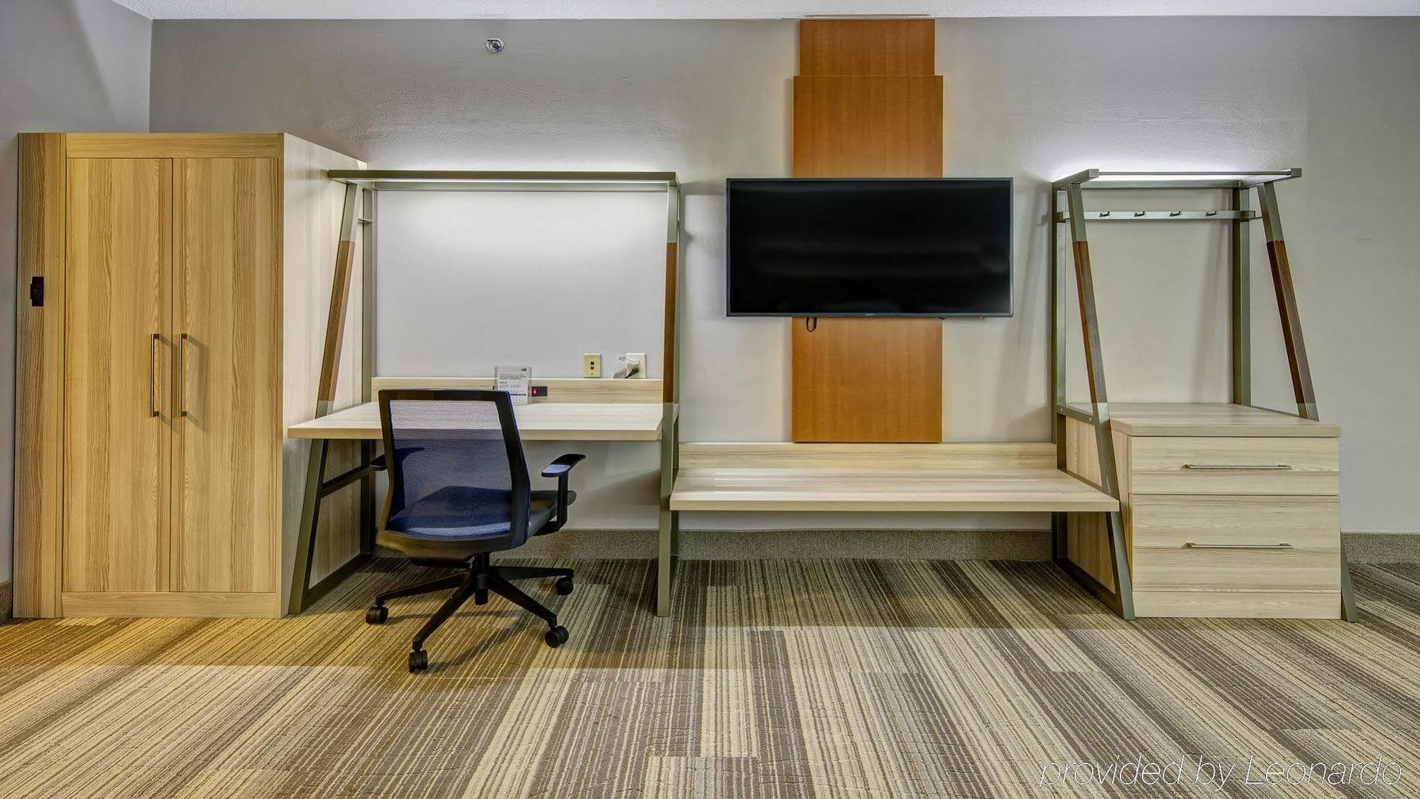 Holiday Inn Express Hotel & Suites London By Ihg Exterior foto